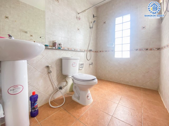 *****บ้านเดี่ยวมือสองย่านกรุงเทพฯ ม.ธนาสิริ รัตนาธิเบศร์ เนื้อที่กว้างขวางมากถึง 54.4 ตร.ว. ฟังก์ชัน 3 ห้องนอน 3 ห้องน้ำ ที่จอดรถ 2 คัน ภายในสภาพสวย พร้อมเข้าอยู่อาศัย บนทำเลเดินทางสะดวก ใกล้รถไฟฟ้าสายสีม่วง "สถานีบางรักใหญ่" และจุดขึ้น-ลงทางด่วน "กาญจณาภิเษก"